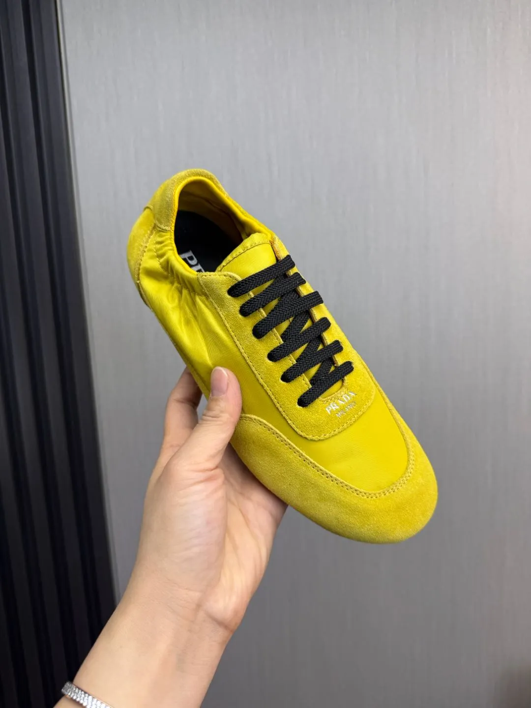 Men's shoes 💰600💰 PRADA 2025 Early Spring Collapse New Couple Style Sports Shoes Moral Training Shoes The name Collapse comes from the fact that it can be easily put on and taken off with bare hands. The light and comfortable features make it more relaxed and casual. The side elastic design can be worn twice! Super comfortable catwalk sneakers, as light and thin as ballet slippers, as comfortable as sneakers, comfortable and super light on the feet. Fabric: nubuck leather spliced ​​with nylon cloth. Silk cowhide foot pads. Size: Women's code 35/40 Men's code 39/45